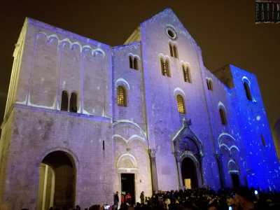 Tra luci, riti e folklore, le immagini della veglia di San Nicola